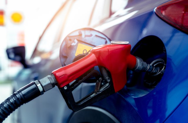 Compensarea carburanţilor cu 50 de bani ar putea fi prelungită pentru &icirc;ncă 3 luni