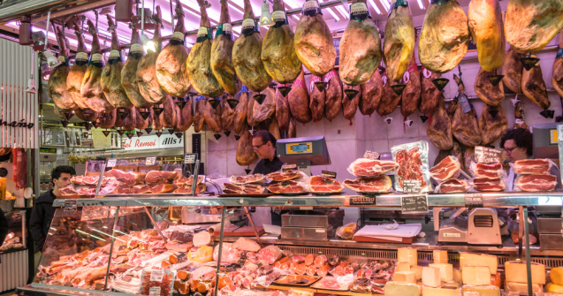 Nicio masă de Crăciun fără carne. De la cât pornește prețul unui coș de Crăciun de la producătorii locali