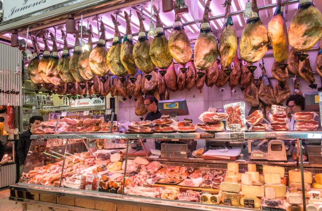 Nicio masă de Crăciun fără carne. De la c&acirc;t pornește prețul unui coș de Crăciun de la producătorii locali