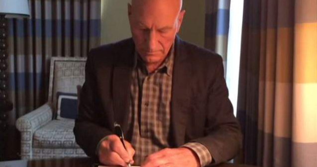  Video  Patrick Stewart arata tuturor cum se face de fapt Ice Bucket Challenge