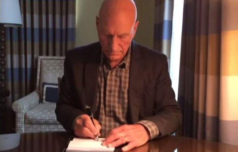  Video  Patrick Stewart arata tuturor cum se face de fapt Ice Bucket Challenge