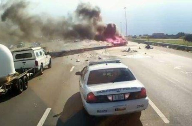 [VIDEO] SOCANT! Un barbat scoate o femeie si un copil dintr-o masina in flacari!