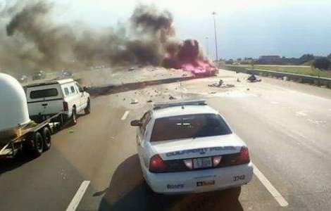  Video  Un barbat scoate o femeie si un copil dintr-o masina arzand