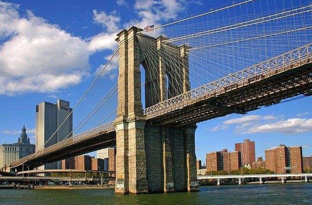 Turist rus, arestat pentru escaladarea Podului Brooklyn din New York
