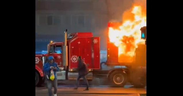 „Camionul lui Moș Crăciun”, în flăcări pe șoseaua Giurgiului din București. Imagini surprinse de trecători