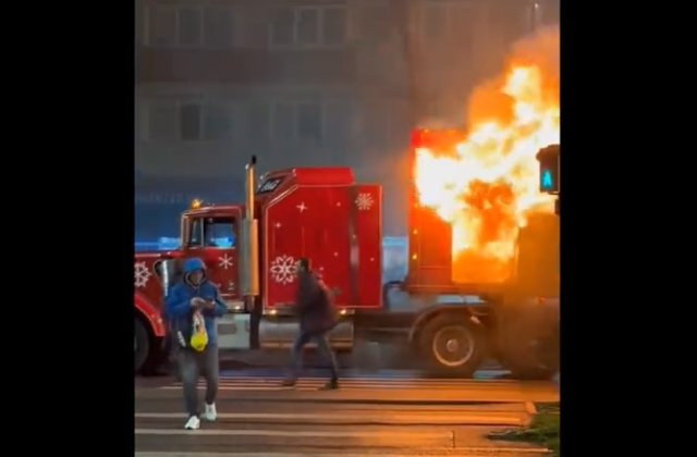 &bdquo;Camionul lui Moș Crăciun&rdquo;, &icirc;n flăcări pe șoseaua Giurgiului din București. Imagini surprinse de trecători