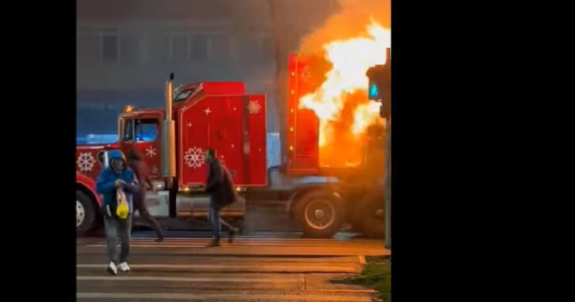 Filmarea cu „Camionul lui Moș Crăciun” în flăcări pe o șosea din România, cea mai vizionată pe BBC News. Reacția Coca-Cola