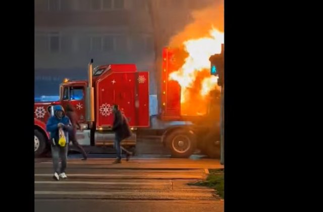Filmarea cu &bdquo;Camionul lui Moș Crăciun&rdquo; &icirc;n flăcări pe o șosea din Rom&acirc;nia, cea mai vizionată pe BBC News. Reacția Coca-Cola