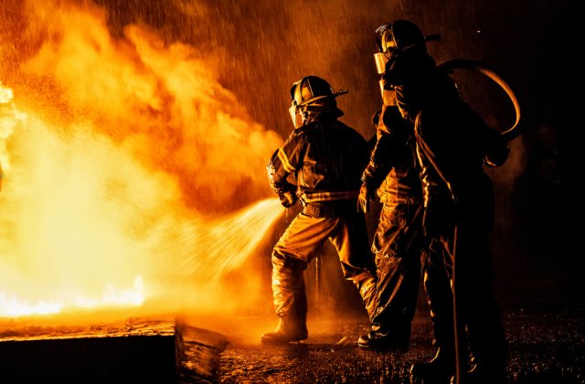 Incendiu de proporții la Piața 1 Decembrie din Capitală. Mai multe magazine au fost &icirc;nghițite de flăcări