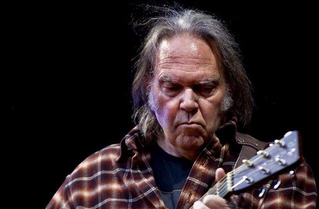 Neil Young divorteaza dupa o casnicie de 36 de ani
