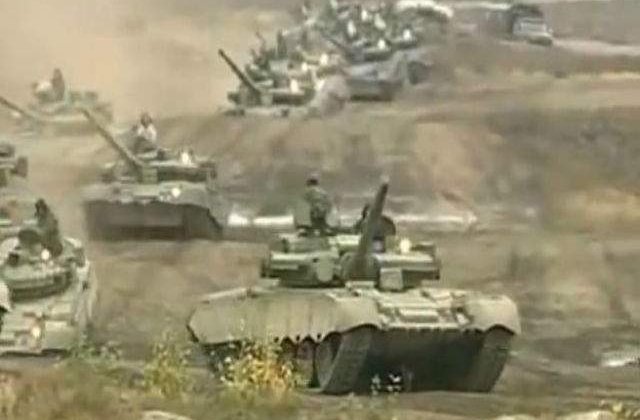 O coloana de BLINDATE rusesti INAINTEAZA in sud-estul Ucrainei