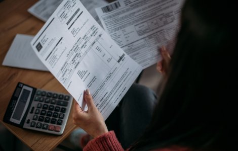 Chiriașii, obligați să încheie contracte cu furnizorii, dacă vor facturi plafonare la energie