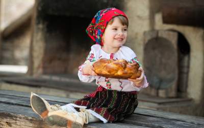 Peste 800.000 de români îşi...