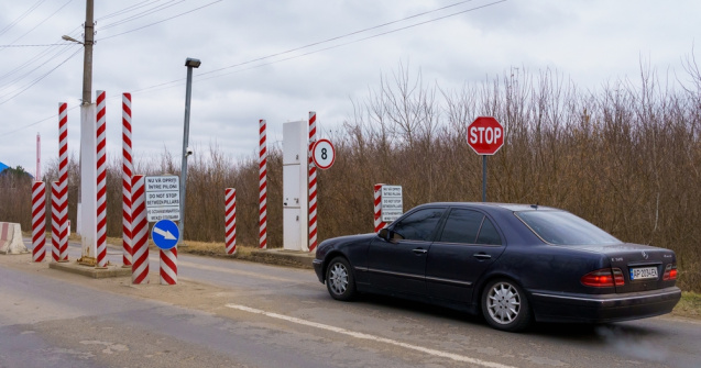A încercat să intre în România cu 80.000 de euro ascunși în șosete