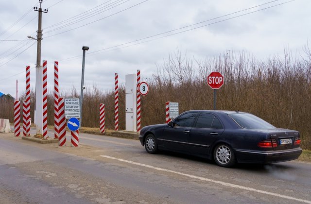 Un bărbat din Republica Moldova a &icirc;ncercat să intre &icirc;n Rom&acirc;nia cu 80.000 de euro ascunși &icirc;n șosete