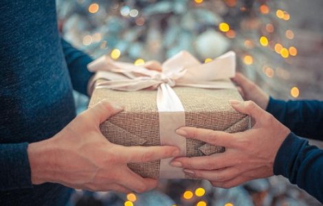 Idei de cadouri de Crăciun pentru persoana iubită