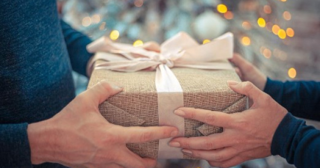 Idei de cadouri de Crăciun pentru persoana iubită