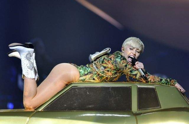 Miley Cyrus are un proiect nou cu creatorul de moda Jeremy Scott