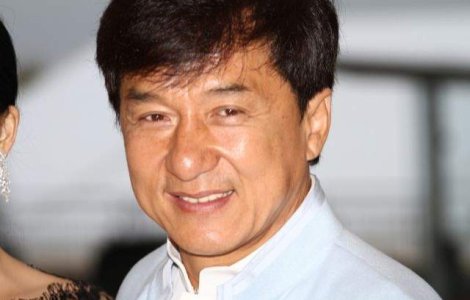 Jackie Chan va imbraca o ie in timpul vizitei la Bucuresti