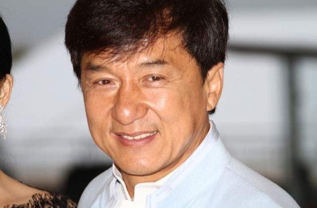 Jackie Chan va imbraca o ie in timpul vizitei la Bucuresti
