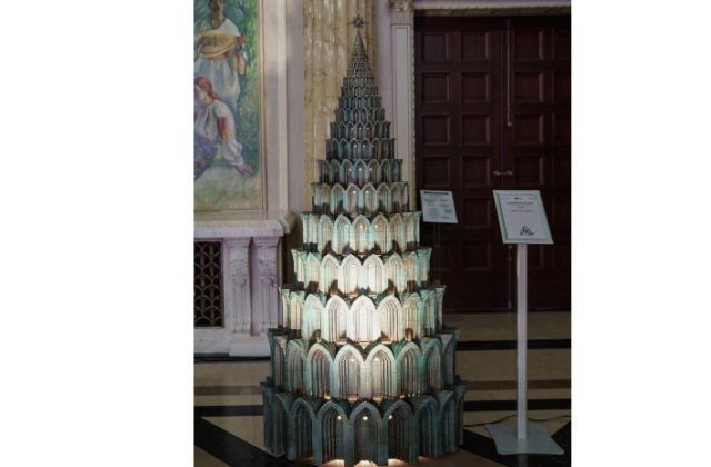 Bradul &bdquo;Real Life Magic&rdquo; by Untold s-a v&acirc;ndut cu o sumă record de 100.000 de euro la Festivalul Brazilor de Crăciun organizat de Salvați Copiii Rom&acirc;nia