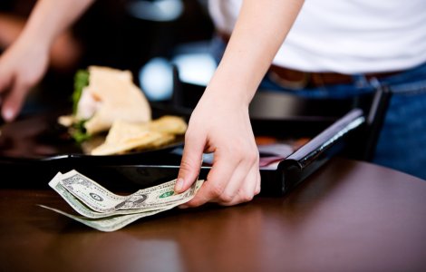 Bacșișul va fi impozitat cu 10% începând din 2023