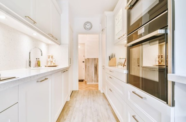 Cum să amenajezi o bucătărie lungă și &icirc;ngustă