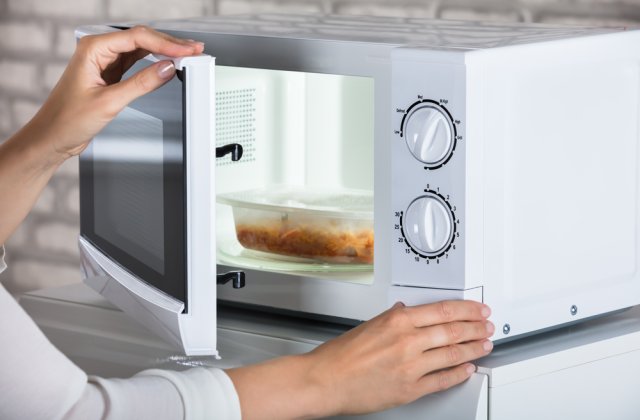 Alimentele care NU trebuie re&icirc;ncălzite niciodată &icirc;n cuptorul cu microunde