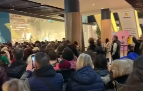 Zeci de oameni s-au călcat în picioare la deschiderea unui magazin de haine dintr-un mall din București
