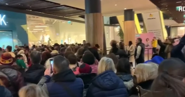 Zeci de oameni s-au călcat în picioare la deschiderea unui magazin din Capitală