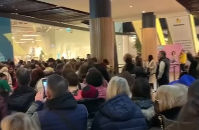 Zeci de oameni s-au călcat &icirc;n picioare la deschiderea unui magazin de haine dintr-un mall din București