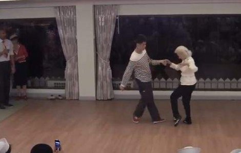  Video  EMOTIONANT! O femeie de 90 de ani ii da lectii de dans unui tanar!