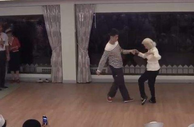 [VIDEO] EMOTIONANT! O femeie de 90 de ani ii da lectii de dans unui tanar!