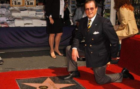 Roger Moore, obligat sa renunte la martini