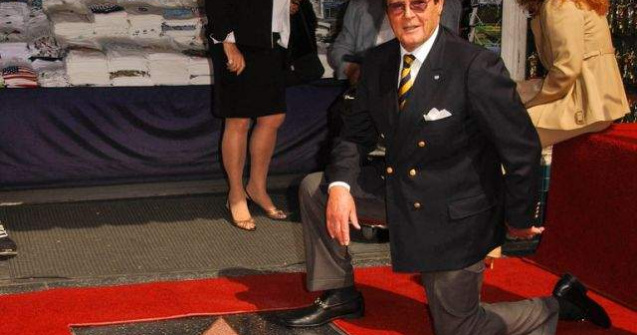 Roger Moore, obligat sa renunte la martini