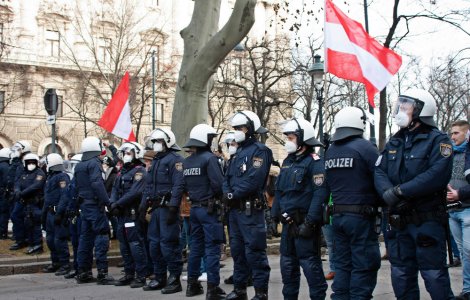 Româncele care au grijă de bătrânii din Austria vor să intre în grevă