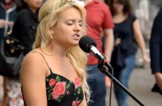 [VIDEO] Sammie Jay, cantareata "desculta" din Covent Garden