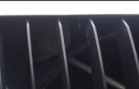  Video  O veverita a ramas blocata intr-un BMW! Iata cum a fost salvata!