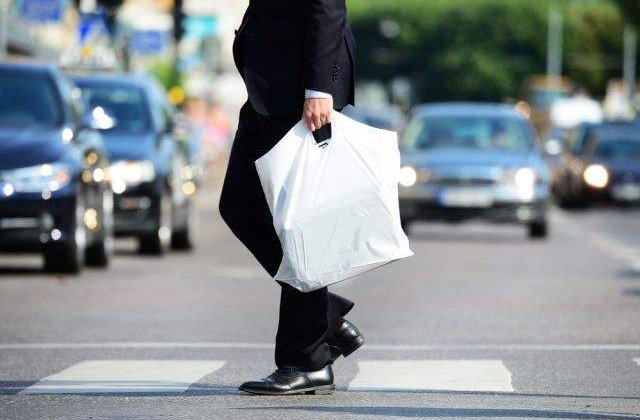 California ar putea deveni primul stat american care interzice pungile de plastic