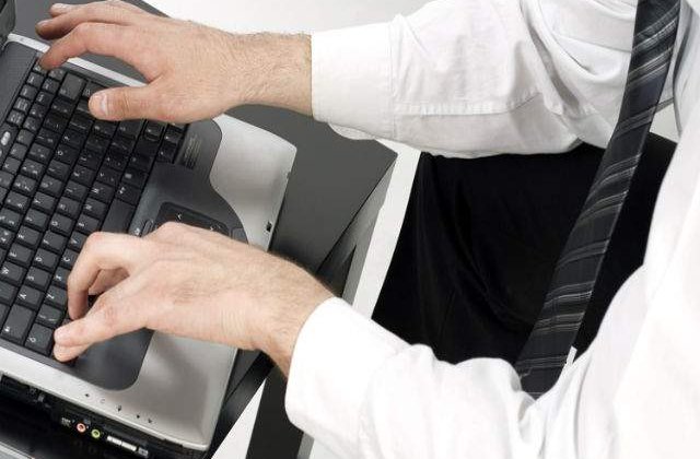 Munca la birou ne SCURTEAZA VIATA: PERICOLELE la care suntem expusi in timpul serviciului