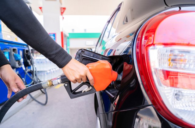 Prețuri mai mici la carburanți. C&acirc;t au ajuns să coste benzina și motorina azi, 23 decembrie 2022