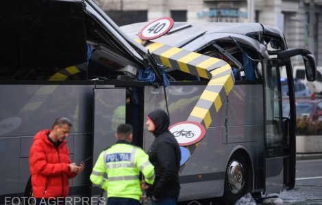 Imagini cu autocarul strivit în Pasajul Unirii, înainte de accident. Șoferul a schimbat banda și a încercat să intre în tunel