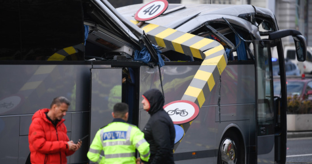 Imagini cu autocarul strivit în Pasajul Unirii, înainte de accident. Șoferul a schimbat banda și a încercat să intre în tunel