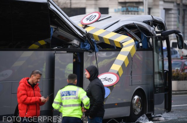 Imagini cu autocarul strivit &icirc;n Pasajul Unirii, &icirc;nainte de accident. Șoferul a schimbat banda și a &icirc;ncercat să intre &icirc;n tunel