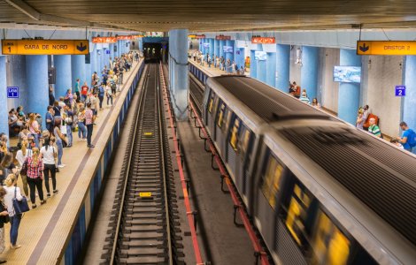 Posibilă tentativă de suicid la stația de metrou Basarab. Un bărbat a căzut pe șinele liniei de metrou