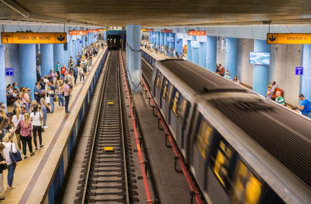 Posibilă tentativă de suicid la stația de metrou Basarab. Un bărbat a căzut pe șinele liniei de metrou