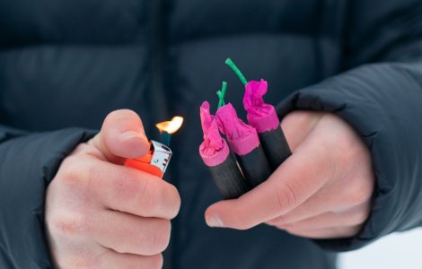 O fetiță de 13 ani din Caraş-Severin a fost lovită în ochi de o petardă