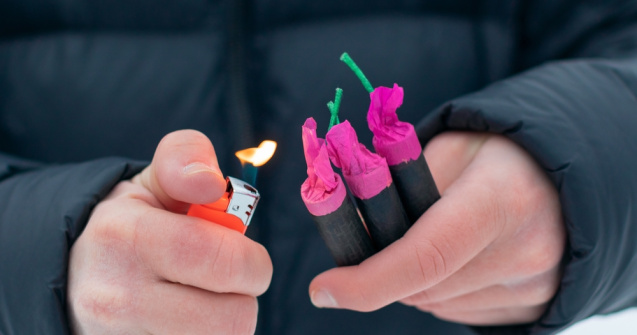 O fetiță de 13 ani din Caraş-Severin a fost lovită în ochi de o petardă