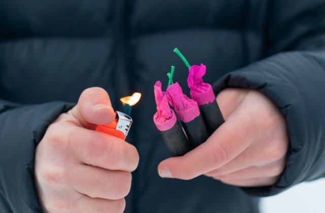 O fetiță de 13 ani din Caraş-Severin a fost lovită &icirc;n ochi de o petardă