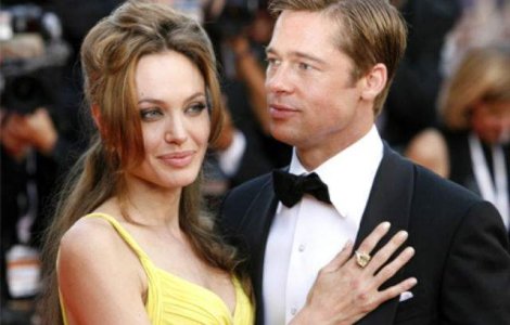 Cat au primit Angelina Jolie si Brad Pitt pentru fotografiile de la nunta
